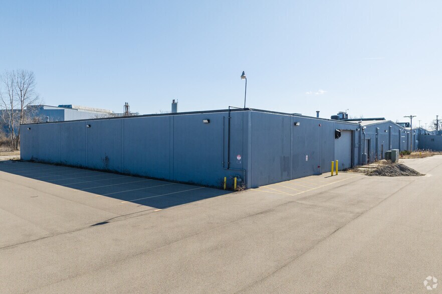 More Photos Of 1160 Treat St, Adrian Showroom For Lease