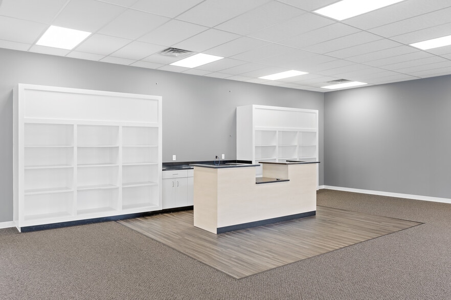 More Photos Of 7308 Shallowford Rd, Chattanooga Storefront Retail Office For Lease