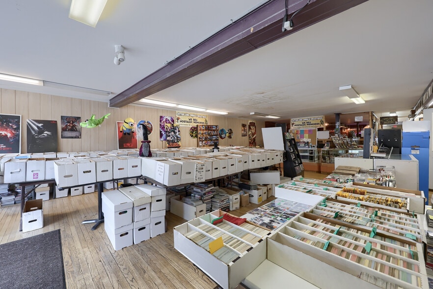 More Photos Of 157 E Broadway, Red Lion Restaurant For Sale