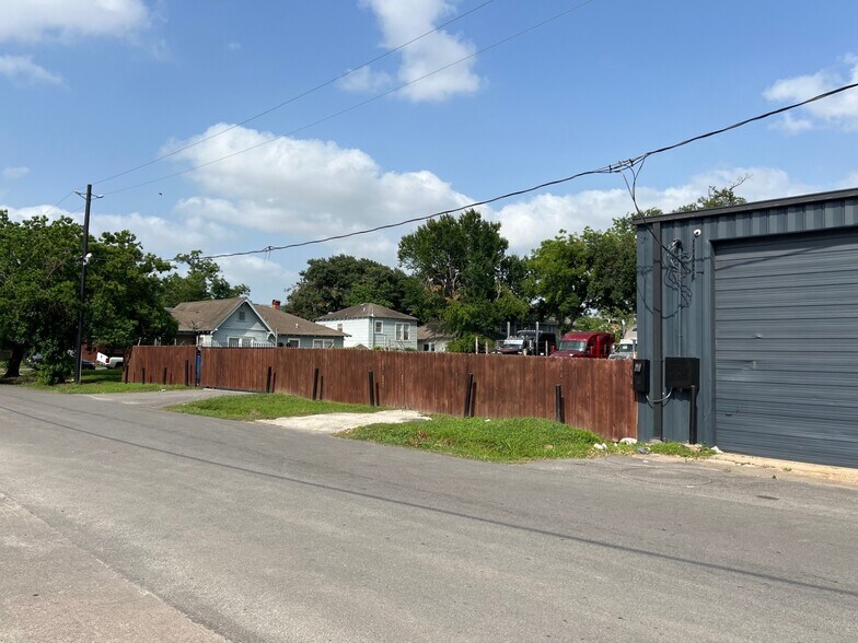 More Photos Of 5101 Canal St, Houston Flex For Lease