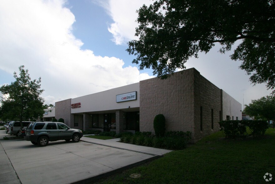 More Photos Of 567-585 Interstate Blvd, Sarasota Showroom For Lease