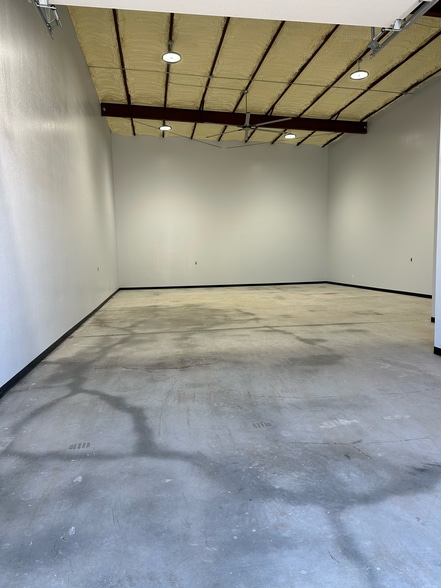 More Photos Of 10927 Fredericksburg Rd, San Antonio Unknown For Lease