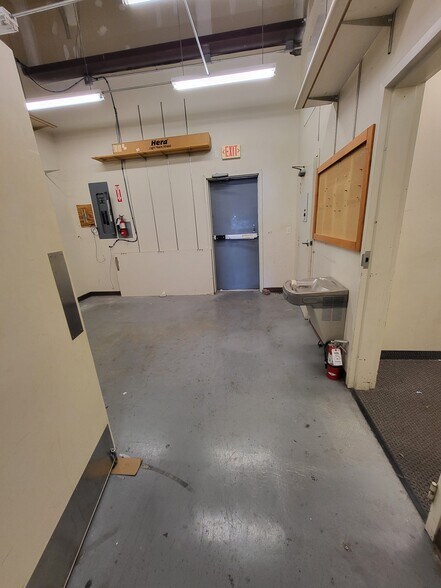 More Photos Of 3201 Lusk Dr, Neosho Storefront For Lease