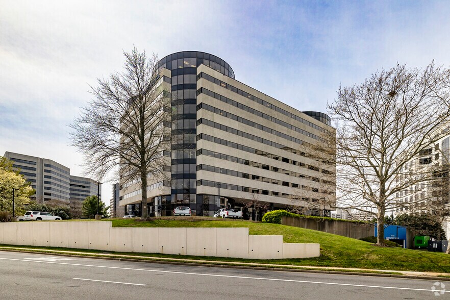 More Photos Of 8180 Greensboro Dr, McLean Office For Lease