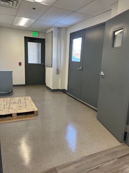 More Photos Of 10 Roessler Rd, Woburn Research And Development For Lease