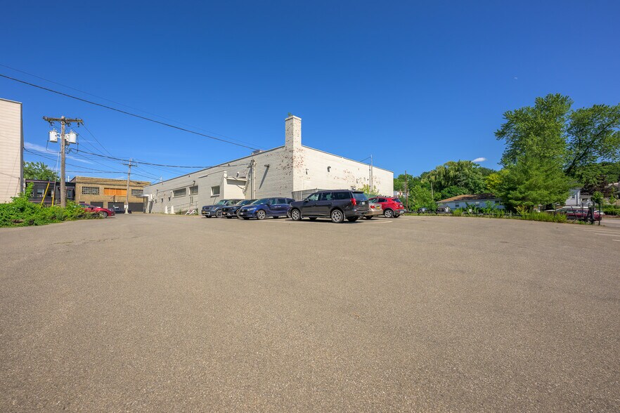 More Photos Of 749 Warren St, Hudson Flex For Sale