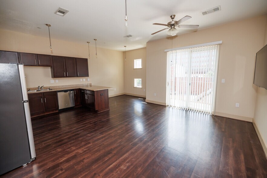 More Photos Of 79 Commerce St, Montgomery Apartments For Lease