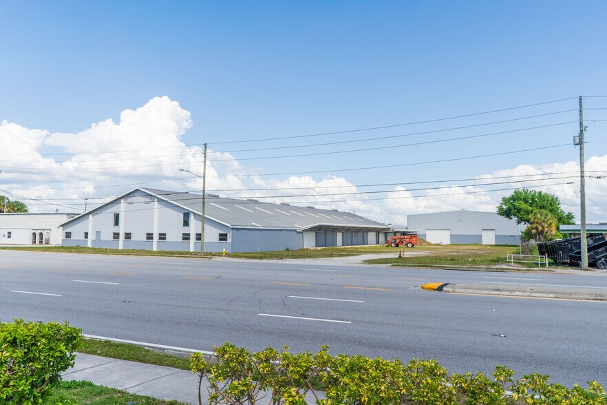 More Photos Of 12925 N 49th St, Clearwater Warehouse For Lease