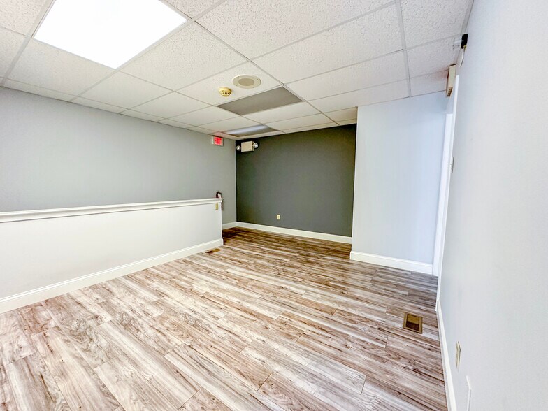 More Photos Of 406 E Pennsylvania Blvd, Feasterville Trevose Light Distribution For Lease