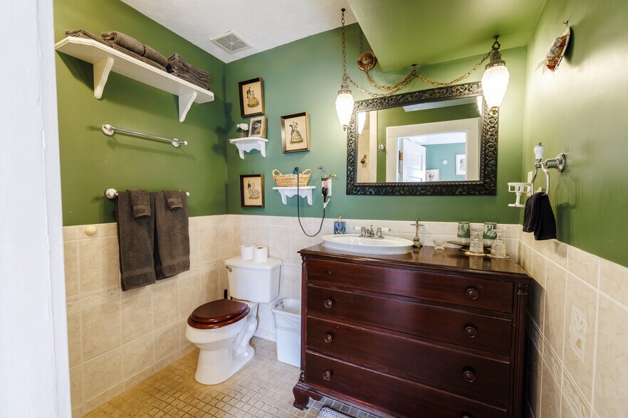More Photos Of 215 E French Ave, Orange City Hospitality For Sale