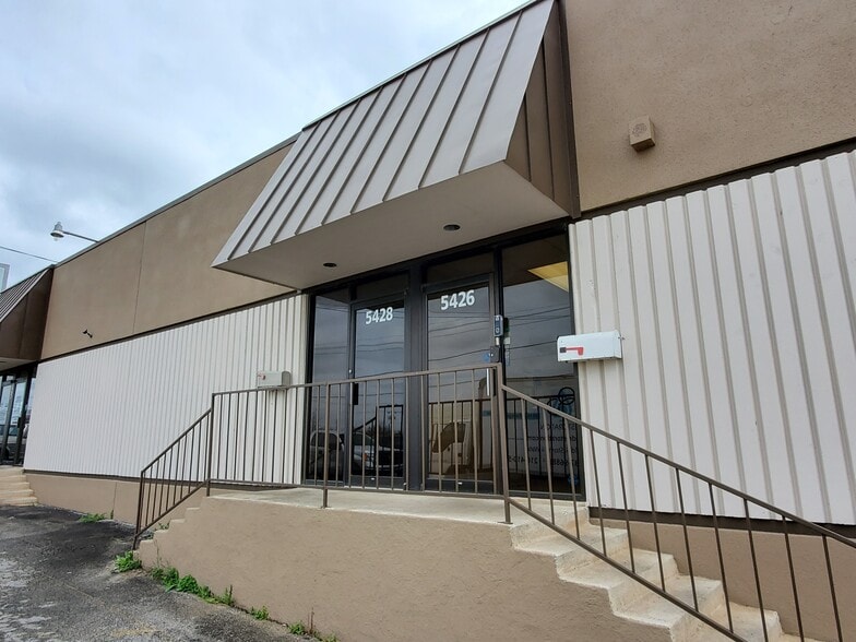 More Photos Of 5426-5440 Schertz Rd, San Antonio Flex For Lease