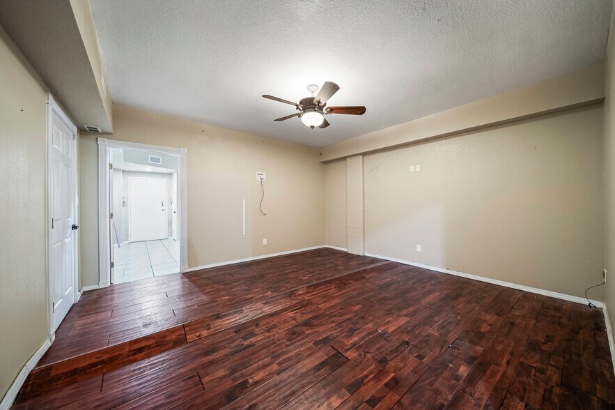 More Photos Of 4702 E 11th St, Tulsa Freestanding For Lease