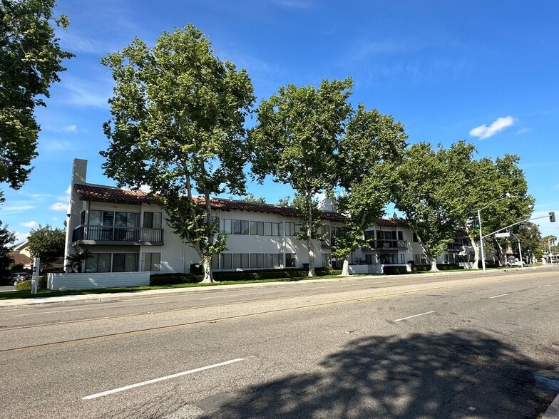 More Photos Of 1820 W Orangewood Ave, Orange Office For Lease