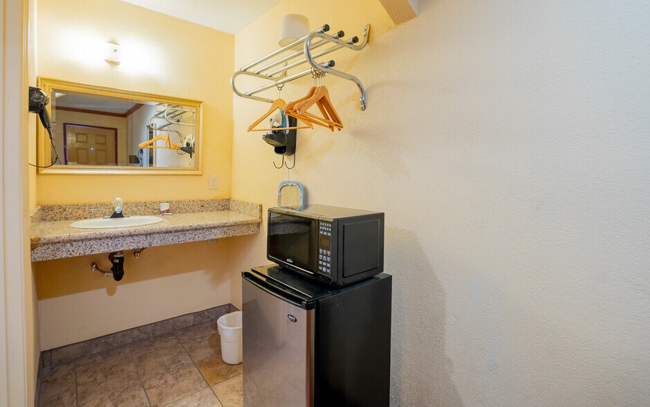 More Photos Of 839 W Pacheco Blvd, Los Banos Hotel For Sale