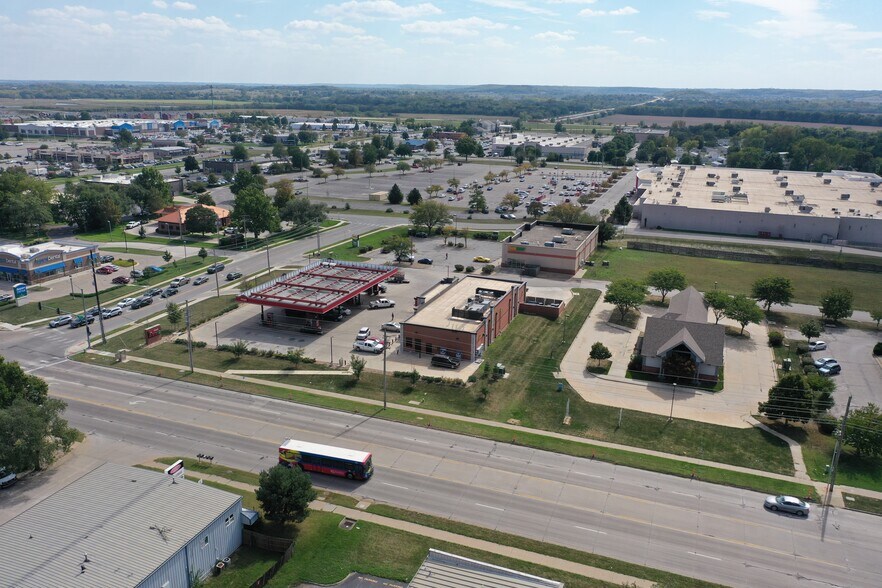 More Photos Of 2221 W 31st St, Lawrence Bank For Lease