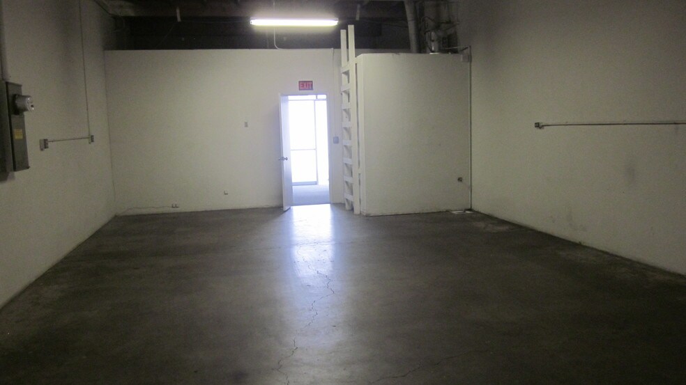 More Photos Of 2277-2295 1/2 S Grand Ave, Santa Ana Warehouse For Lease