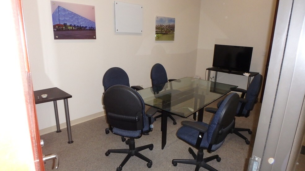 More Photos Of 3923 Morse St, Denton Flex For Lease