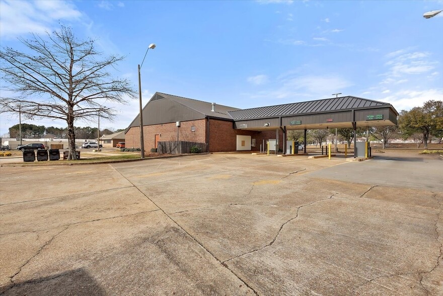 More Photos Of 101 Office Park Dr, Brandon Bank For Lease