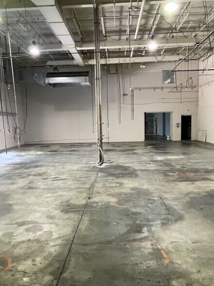 More Photos Of 2409 Sycamore Dr, Knoxville Showroom For Sale