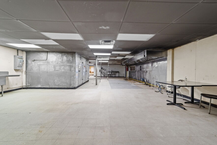More Photos Of 607 S Main St, King Department Store For Lease