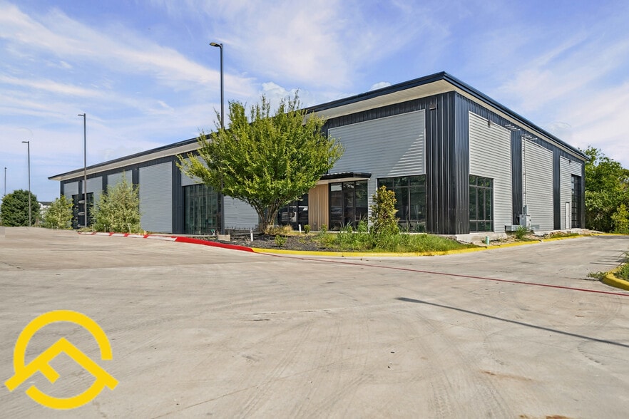 More Photos Of 300 Co Rd 199, Hutto Flex For Lease