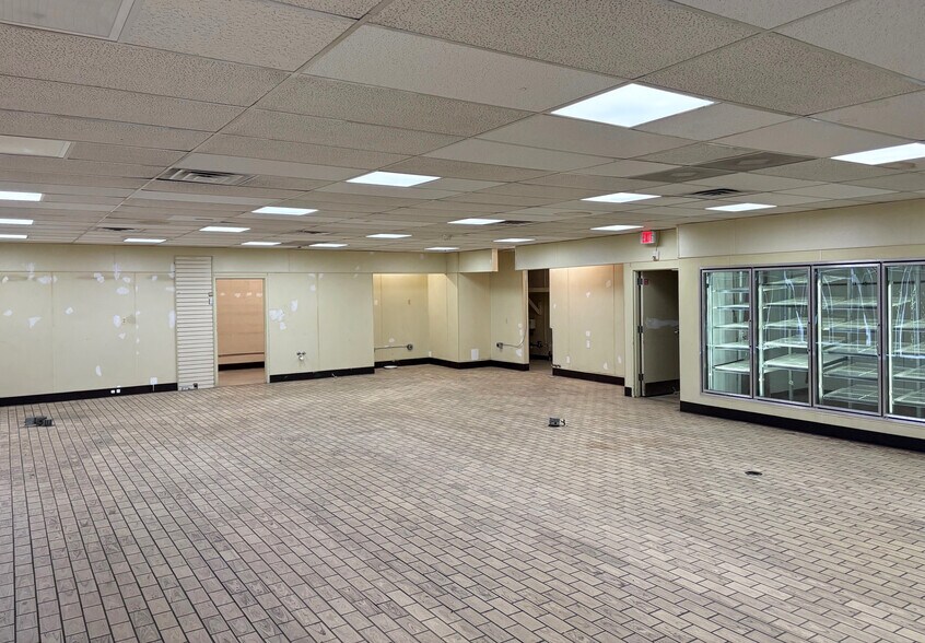More Photos Of 13805 Plumbrook Rd, Sterling Heights Freestanding For Lease