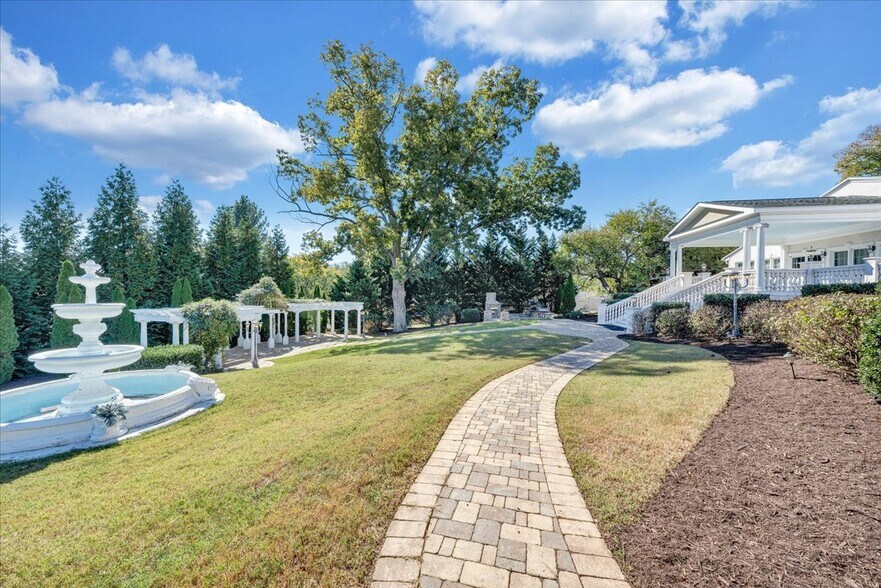 More Photos Of 812 E Main St, Bedford Lodge Meeting Hall For Sale