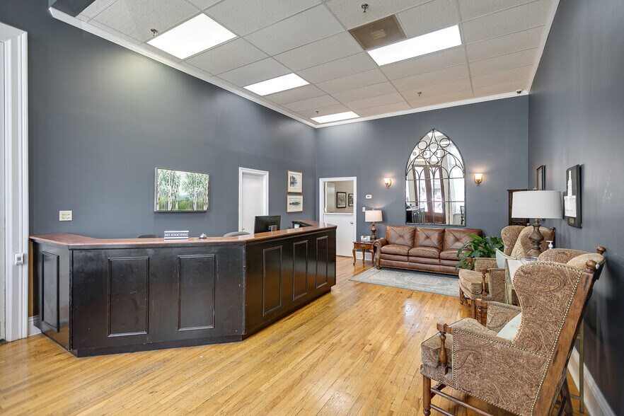 More Photos Of 809 S Main St, Columbia Office For Sale