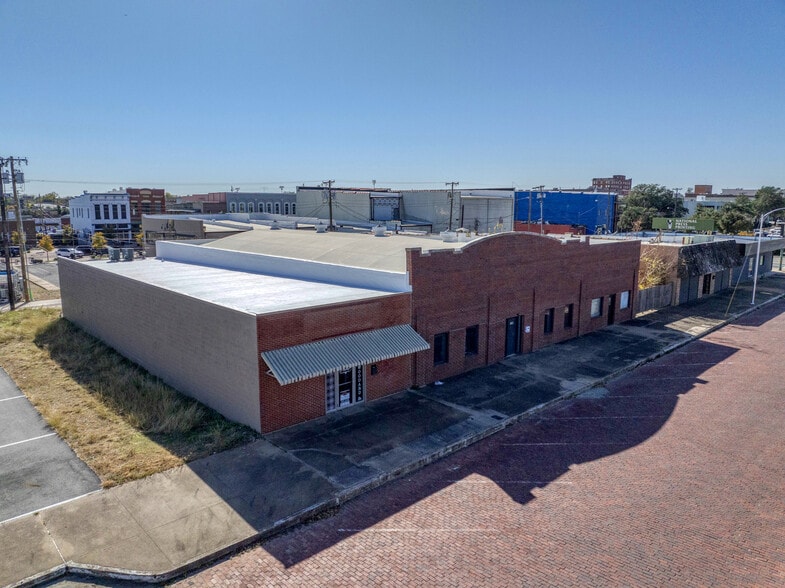 More Photos Of 116 W Woodard St, Denison Flex For Sale