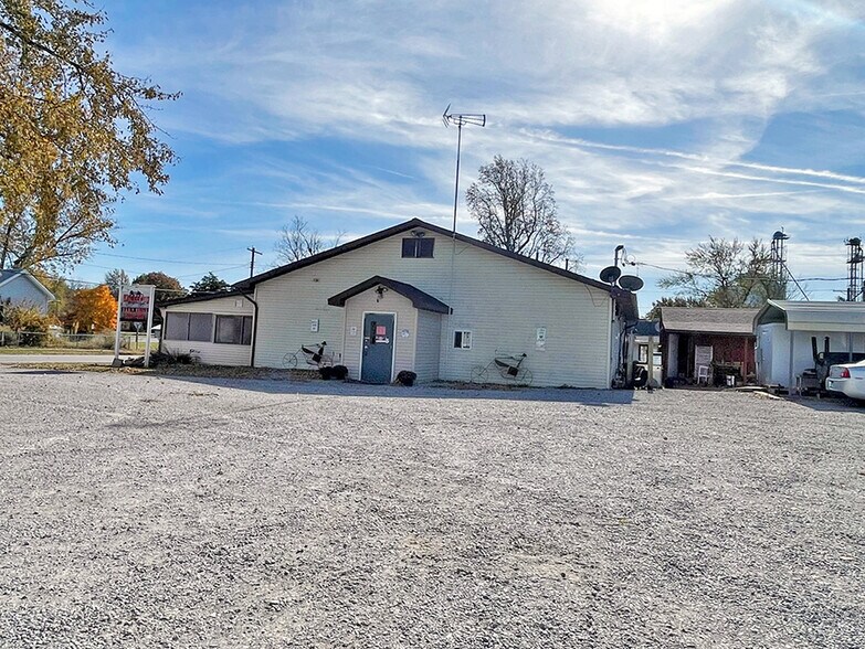 More Photos Of 109 S Maple St, Mulberry Grove Restaurant For Sale