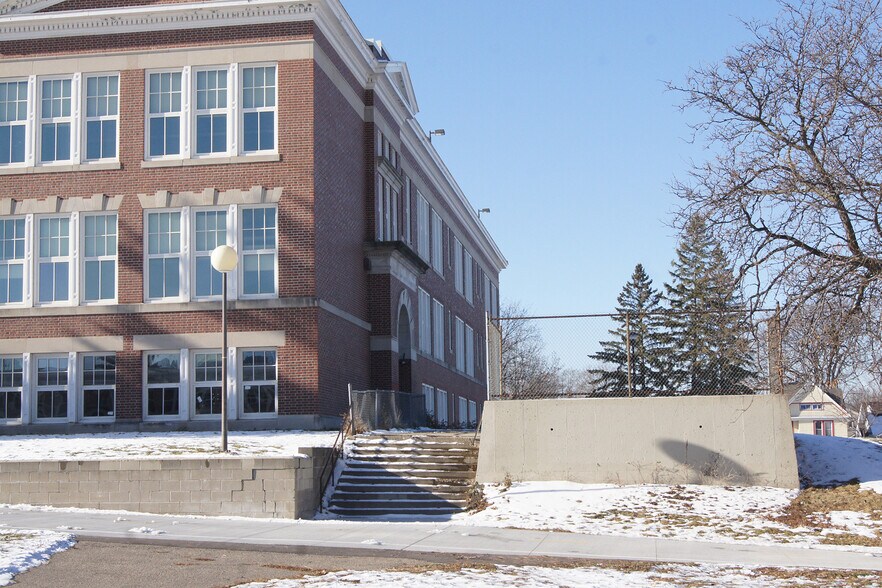 More Photos Of 2220 16th Ave N, Minneapolis Schools For Sale