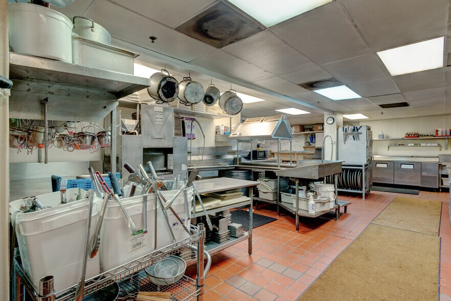 More Photos Of 1702 Park Hill Dr, Gainesville Restaurant For Sale