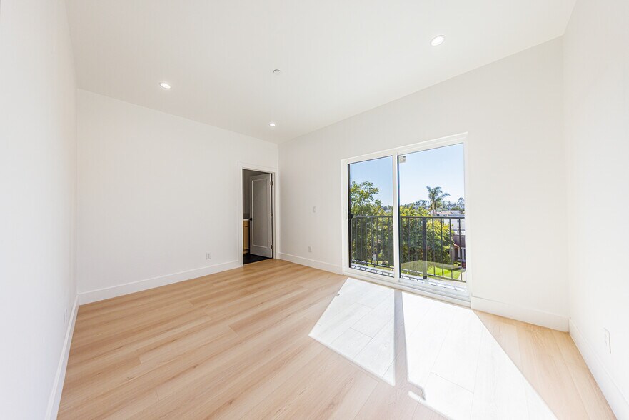 More Photos Of 1330 S Longwood Ave, Los Angeles Apartments For Sale
