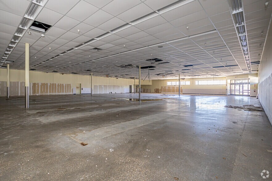 More Photos Of 5501 Crowder Blvd, New Orleans Storefront Retail Office For Lease