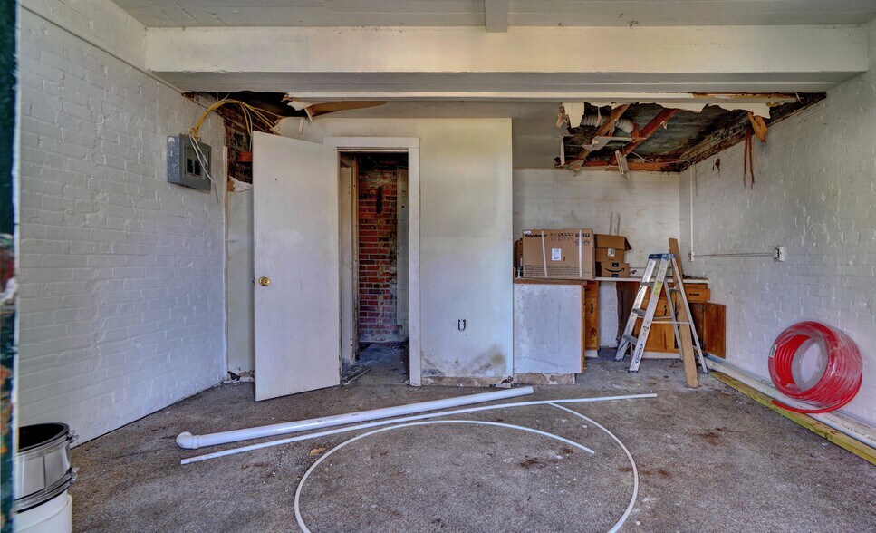 More Photos Of 300 Wilson Ave, Wakefield Sussex Self Storage For Lease