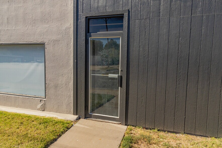 More Photos Of 1627 S Hillside St, Wichita Freestanding For Sale