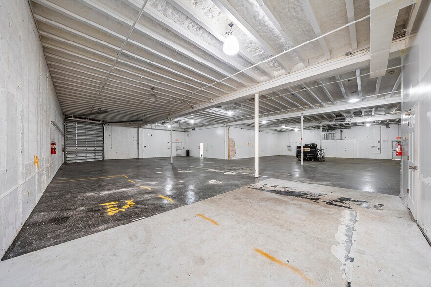More Photos Of 2585 NW 21st Ter, Miami Warehouse For Lease