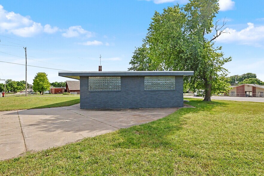 More Photos Of 1601 N State St, Augusta Office For Sale