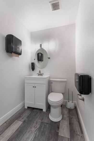 More Photos Of 3143 W Tharpe St, Tallahassee Warehouse For Lease