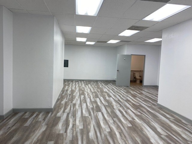 More Photos Of 11232 Vanowen St, North Hollywood Storefront Retail Office For Lease