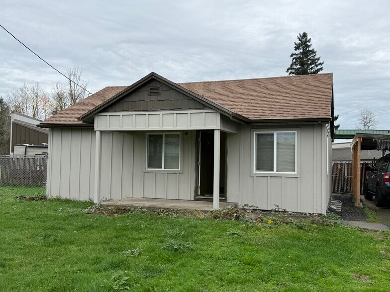 More Photos Of 490 N Pine St, Canby Service For Lease