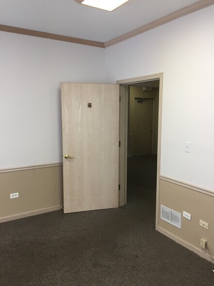 More Photos Of 27W140 Roosevelt Rd, Winfield Medical For Lease