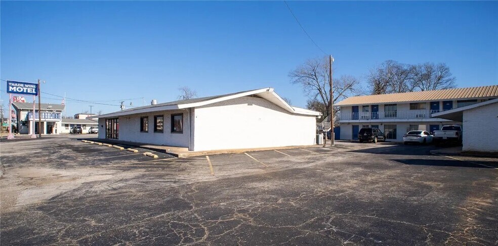 More Photos Of 520 S Jackson St, Jacksonville Hotel For Sale