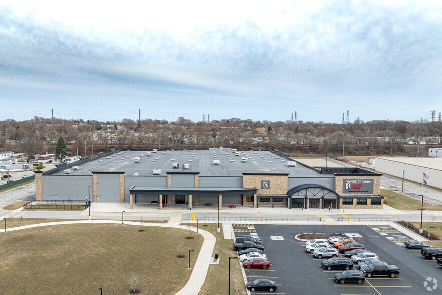 More Photos Of 1540 S 108th St, West Allis Showroom For Lease