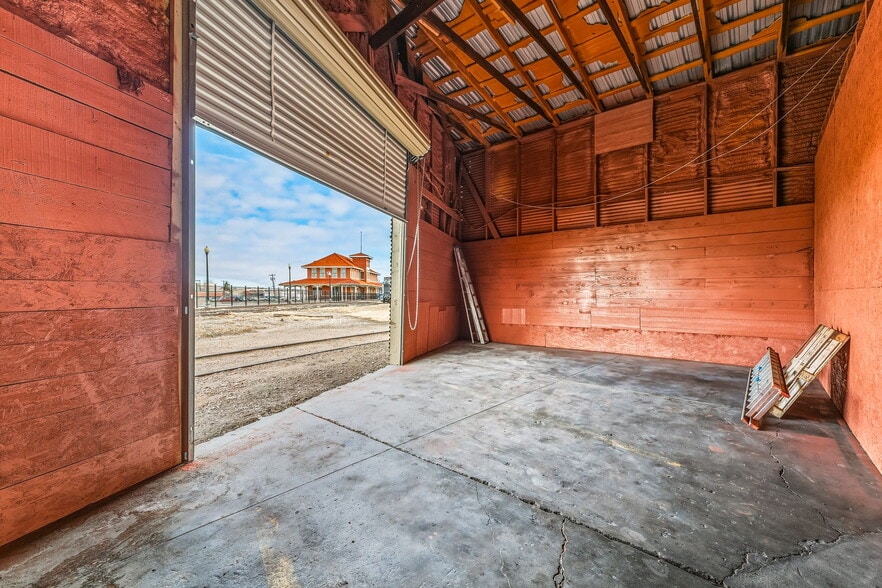 More Photos Of 26 W Washington Dr, San Angelo Warehouse For Sale