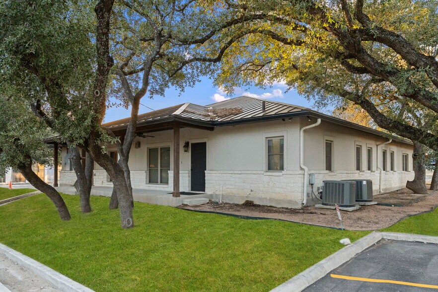 More Photos Of 9518 Tioga Dr, San Antonio Office For Sale