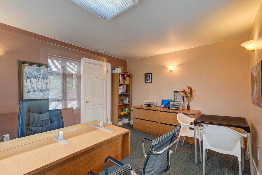 More Photos Of 415 Rue Du Village, Repentigny Office For Sale