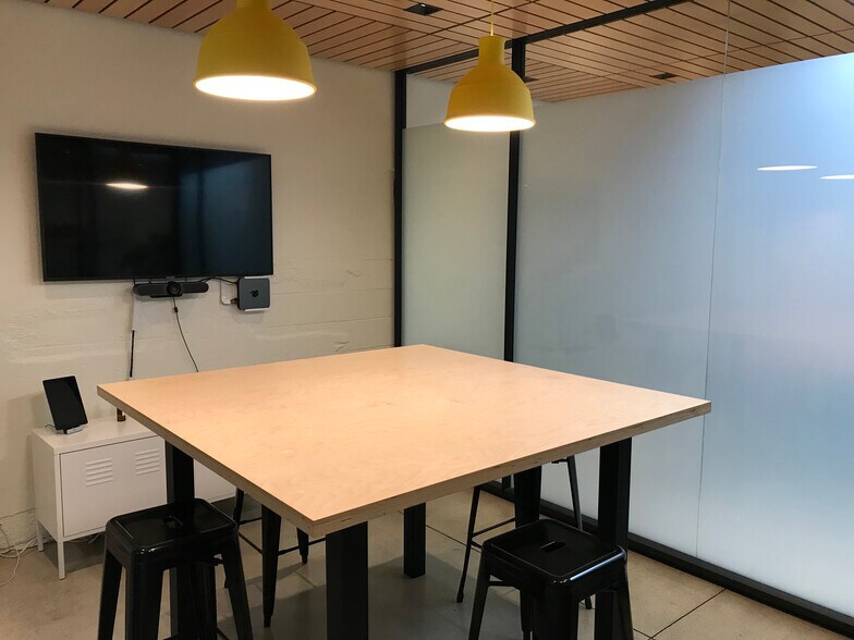 More Photos Of 9014 Lindblade St, Culver City Showroom For Lease