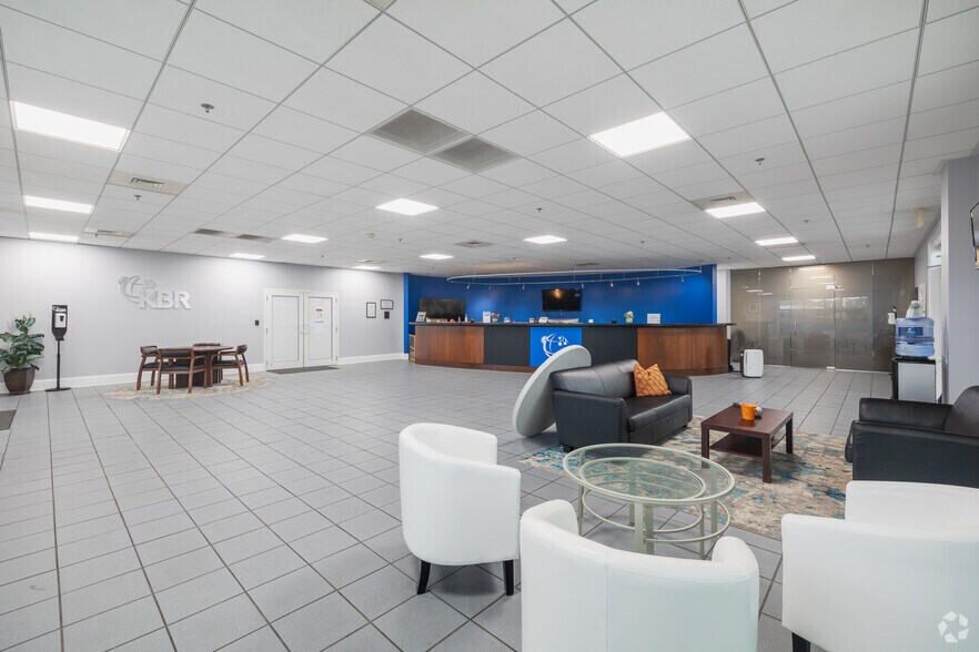 More Photos Of 5935 Rivers Ave, North Charleston Showroom For Lease