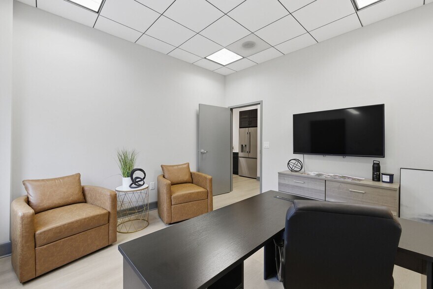More Photos Of 142 S Cardigan Way, Mooresville Flex For Lease